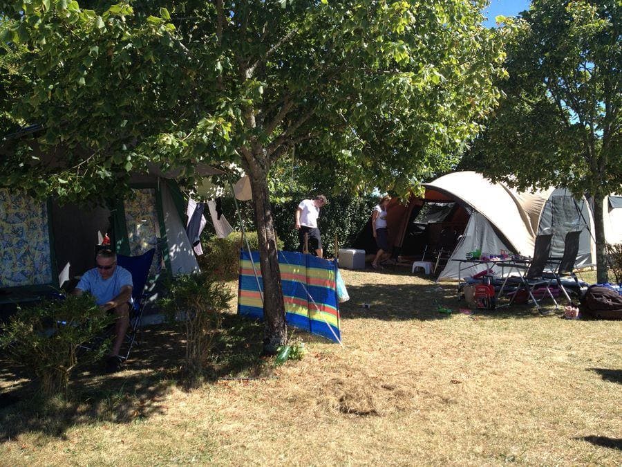 camping le daguet - tent pitch dordogne