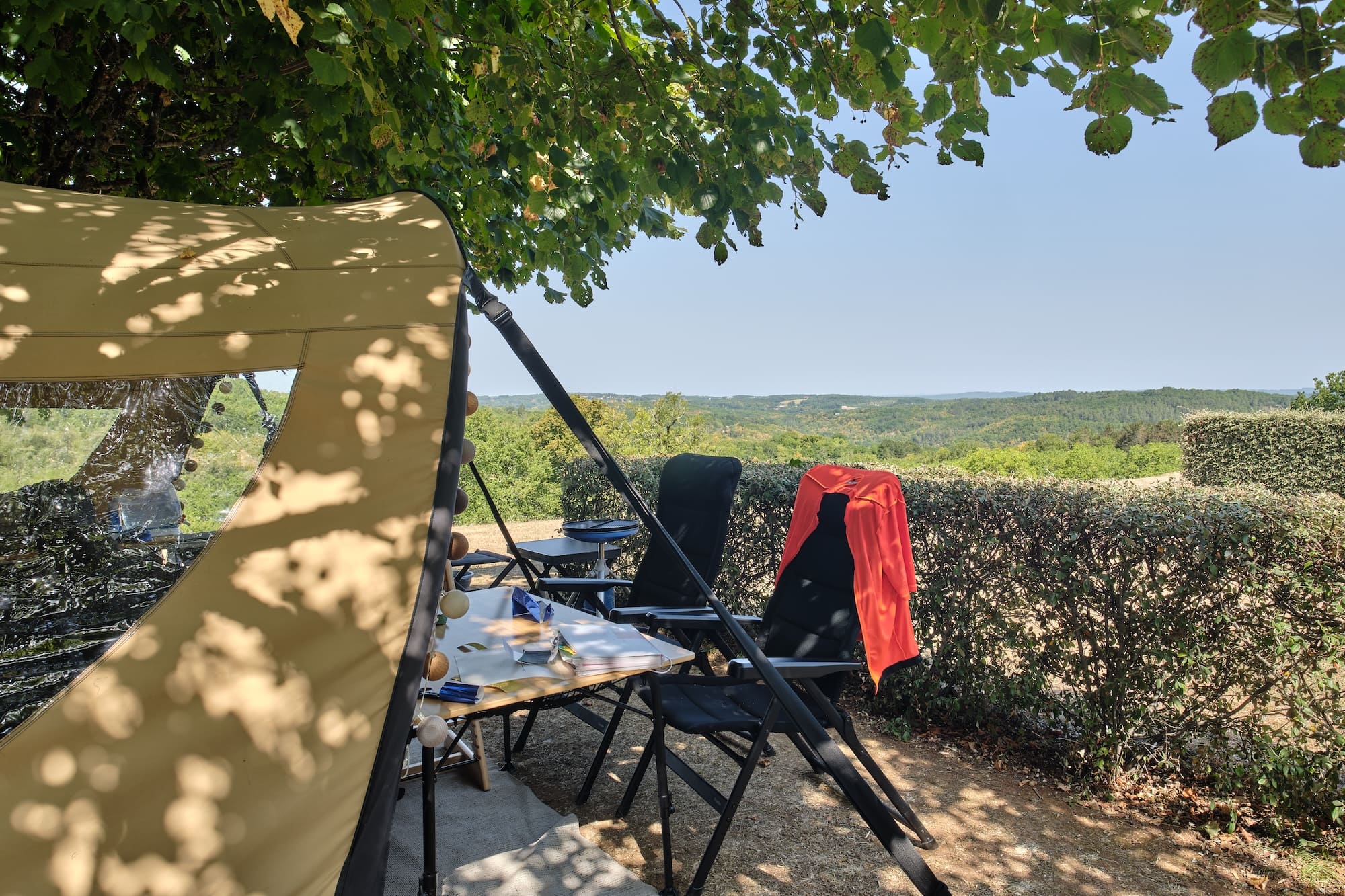 camping le daguet - tent pitch dordogne vue